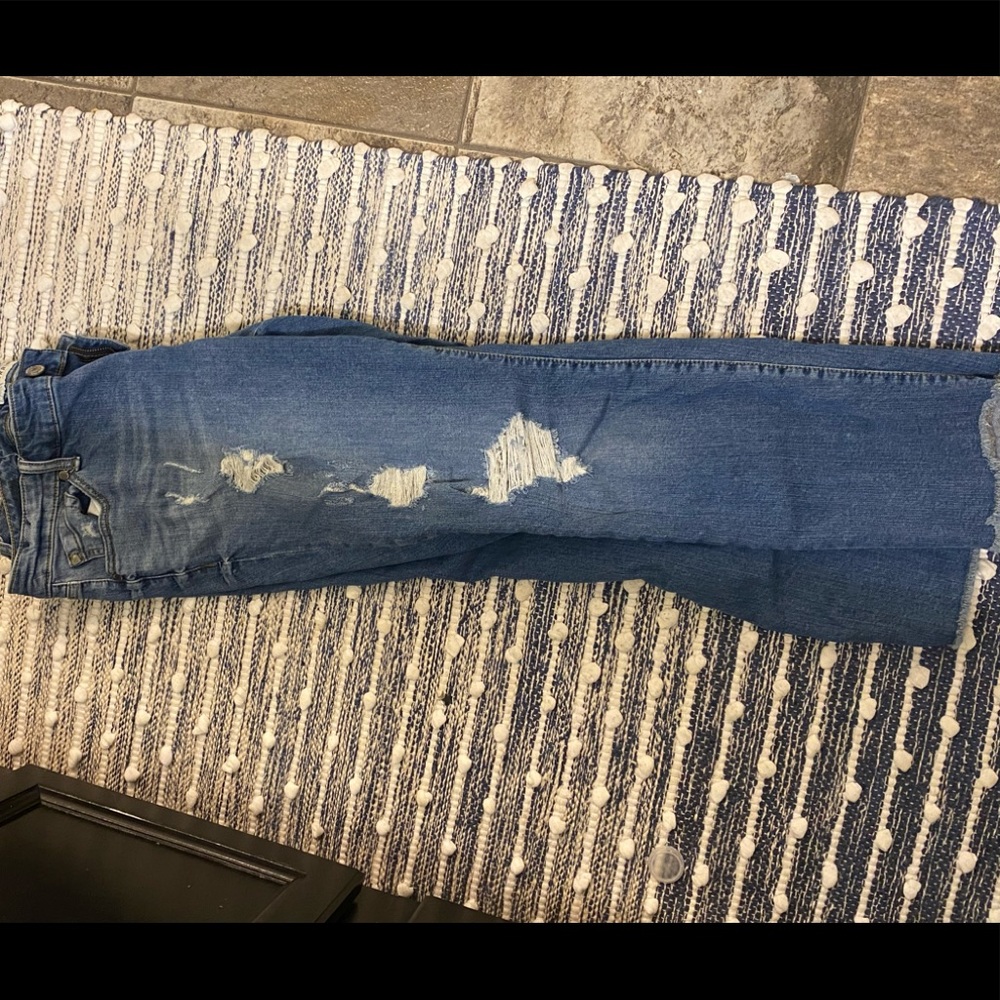 Fringe hem distressed crop jeans